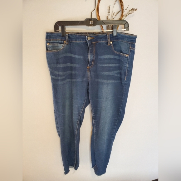 Tahari Women's Cropped Blue Jeans - Picture 1 of 9